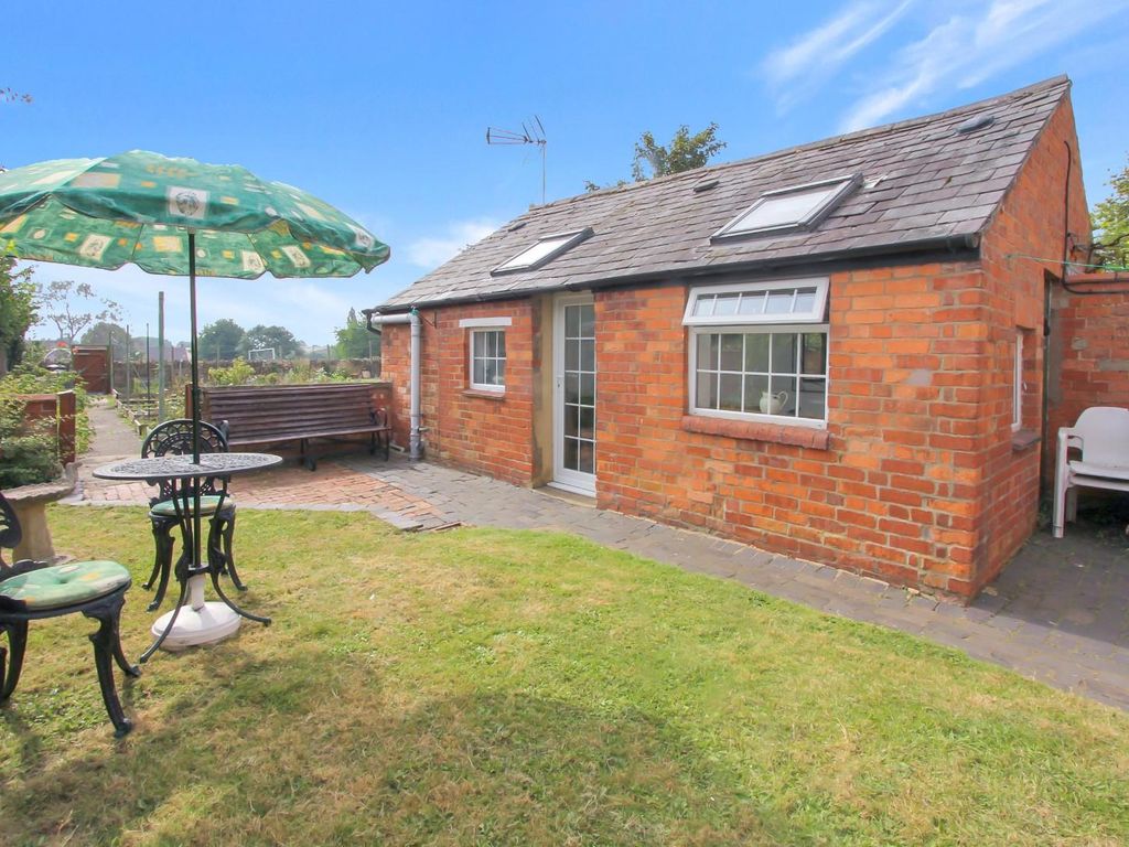 5 bed cottage for sale in High Street, Roade, Northampton NN7, £350,000