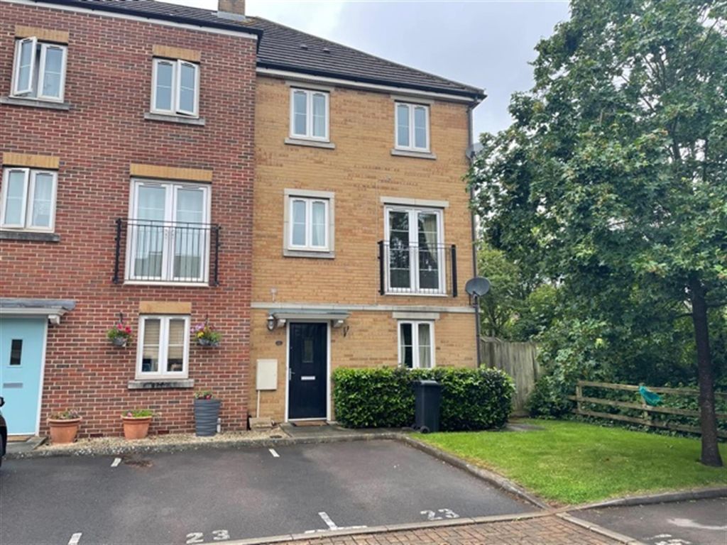 4 bed town house to rent in Bridge Farm Walk, Mangotsfield, Bristol