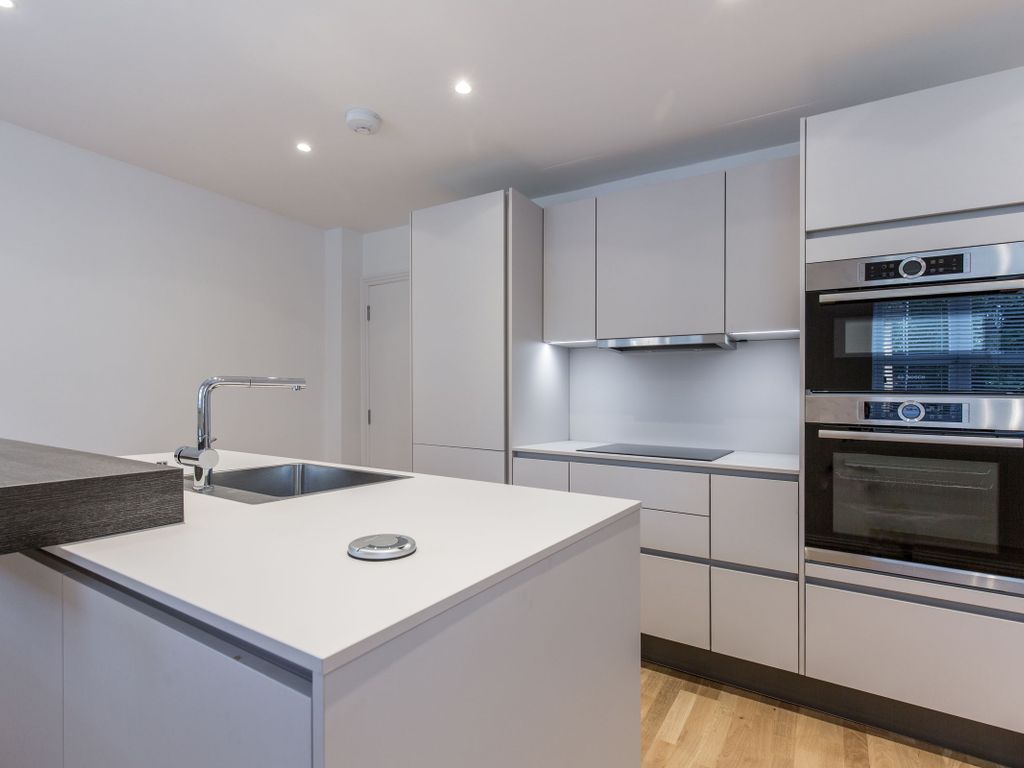 3 bed flat to rent in Rudsworth Close, Colnbrook, Slough SL3, £1,800