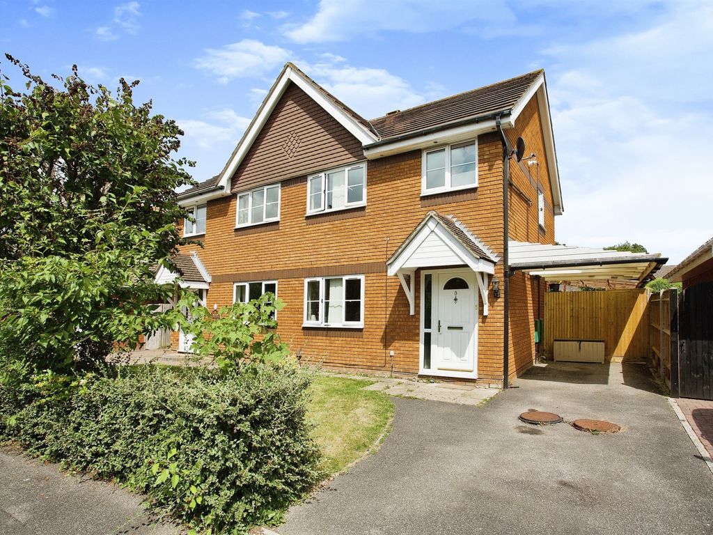3 bed semidetached house for sale in Jay Close, Stubbington, Fareham