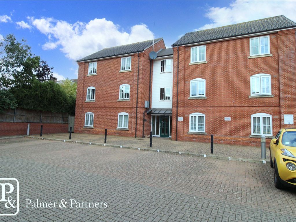2 bed flat for sale in Bell Close, Saxmundham, Suffolk IP17, £35,000