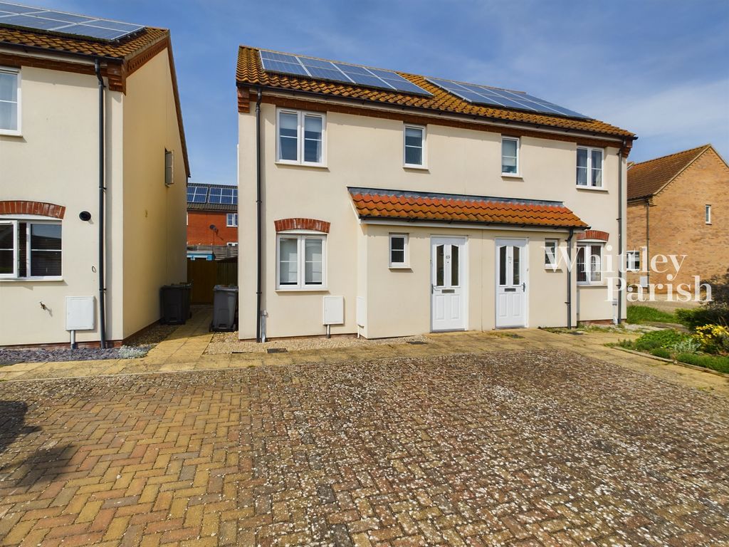 3 bed semidetached house to rent in Long Meadow Drive, Roydon, Diss