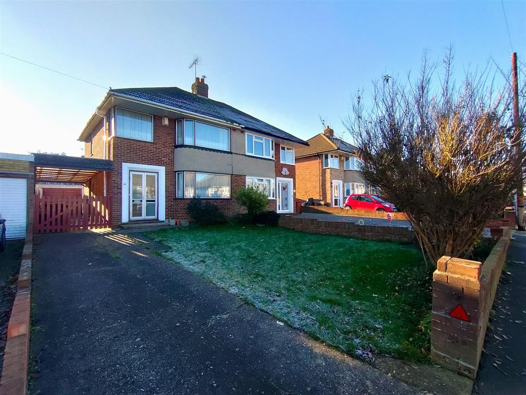 3 bed semidetached house for sale in Lyndhurst Avenue, Rainham