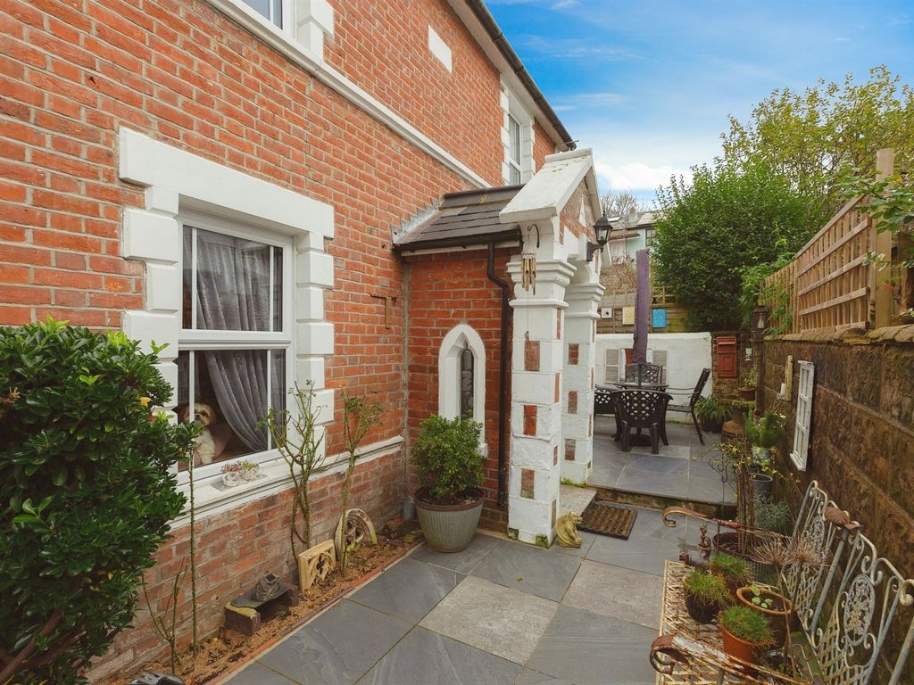 2 bed property for sale in Apsley Street, Tunbridge Wells TN4, £395,000