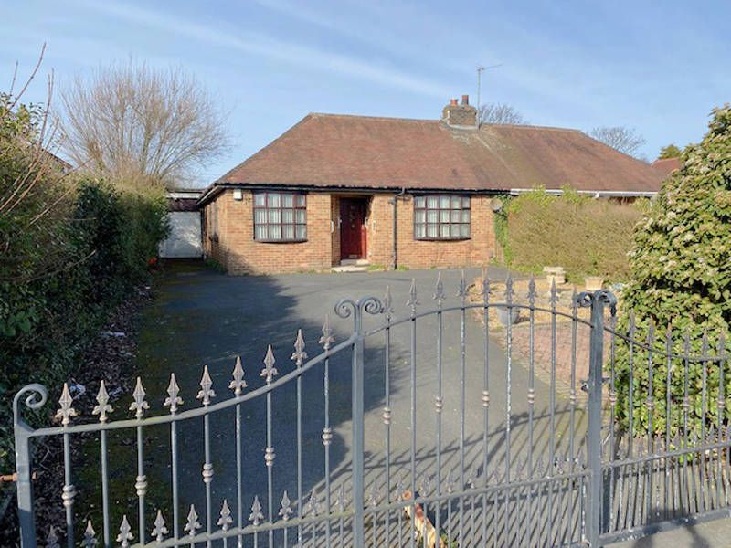 4 bed semidetached bungalow for sale in Blackpool Old Road, PoultonLe