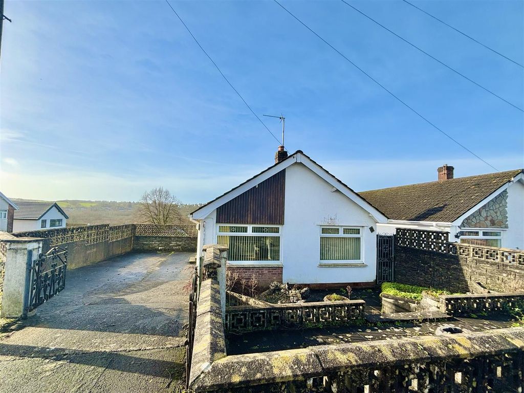 3 bed detached bungalow for sale in Broadmead, Killay, Swansea SA2, £