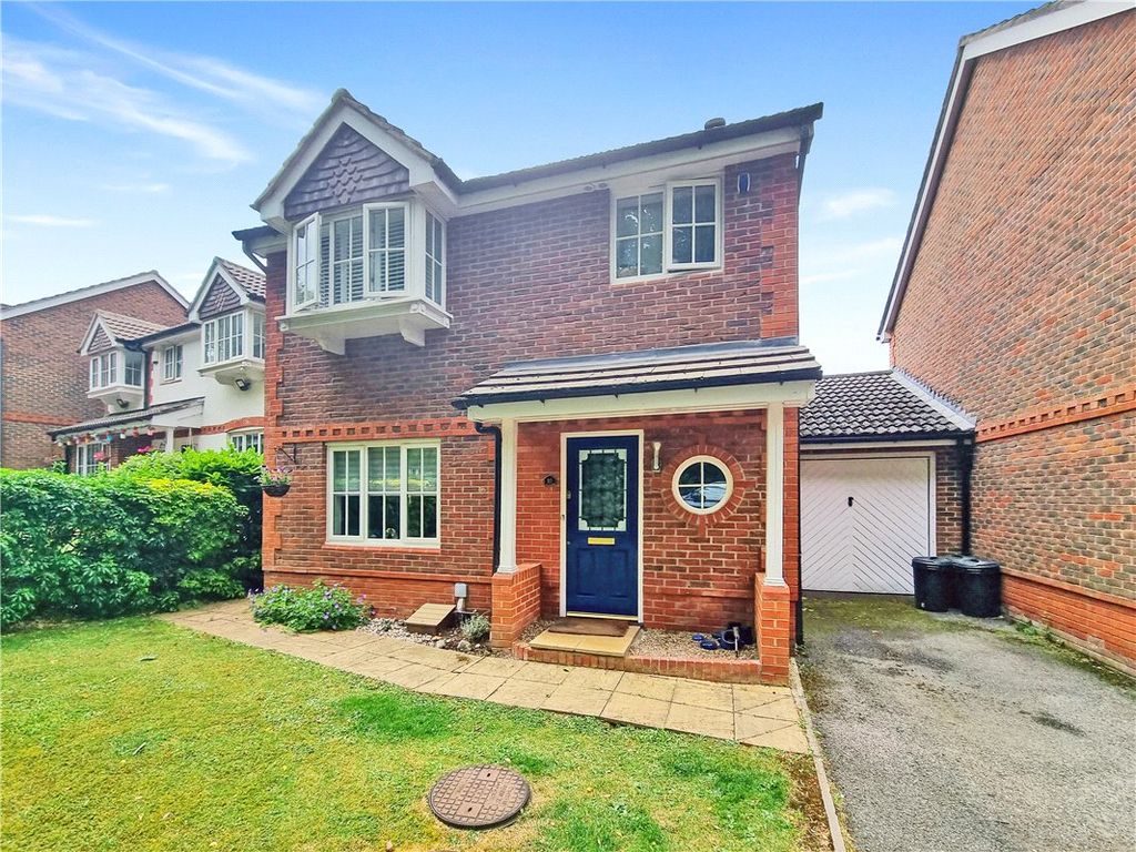 3 bed detached house for sale in Newlyn Close, South Orpington, Kent