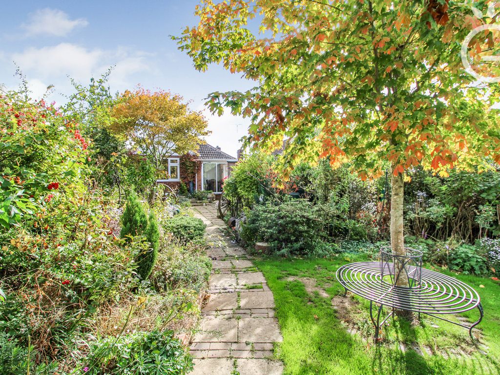 3 bed detached bungalow for sale in Paddock Heights, Twyford RG10 Zoopla