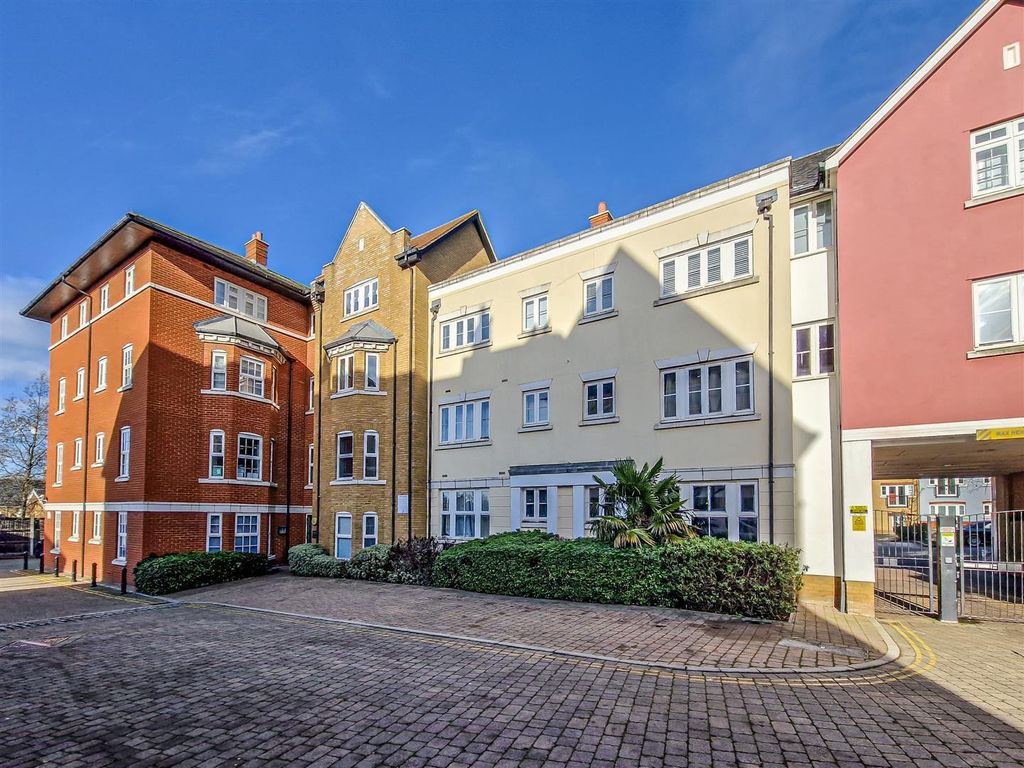 2 bed flat for sale in Rochefort House, Roche Close, Rochford SS4, £