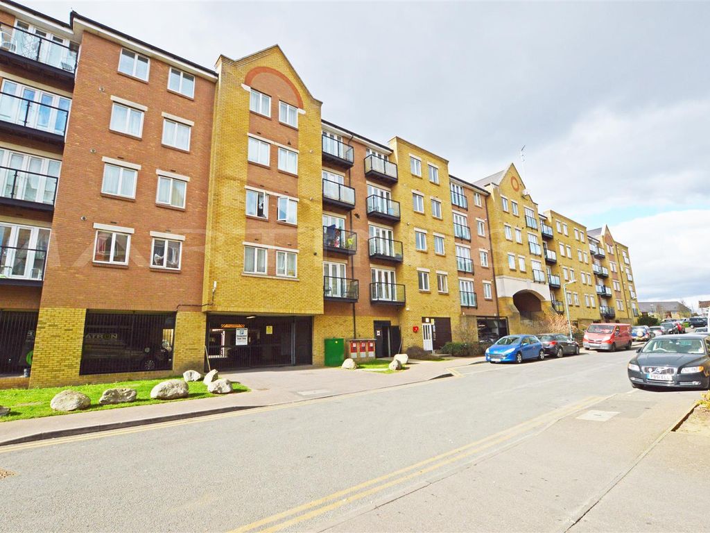 2 bed flat to rent in Griffin Court, Black Eagle Drive, Northfleet DA11