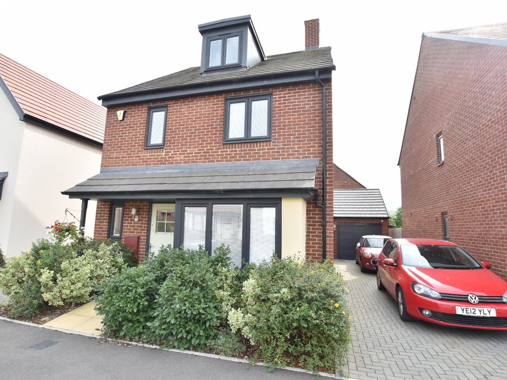4 bed detached house for sale in Brooklands Drive, Evesham