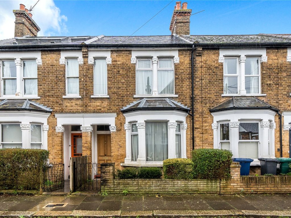 3 bed terraced house for sale in Thornton Road, EN5, £650,000