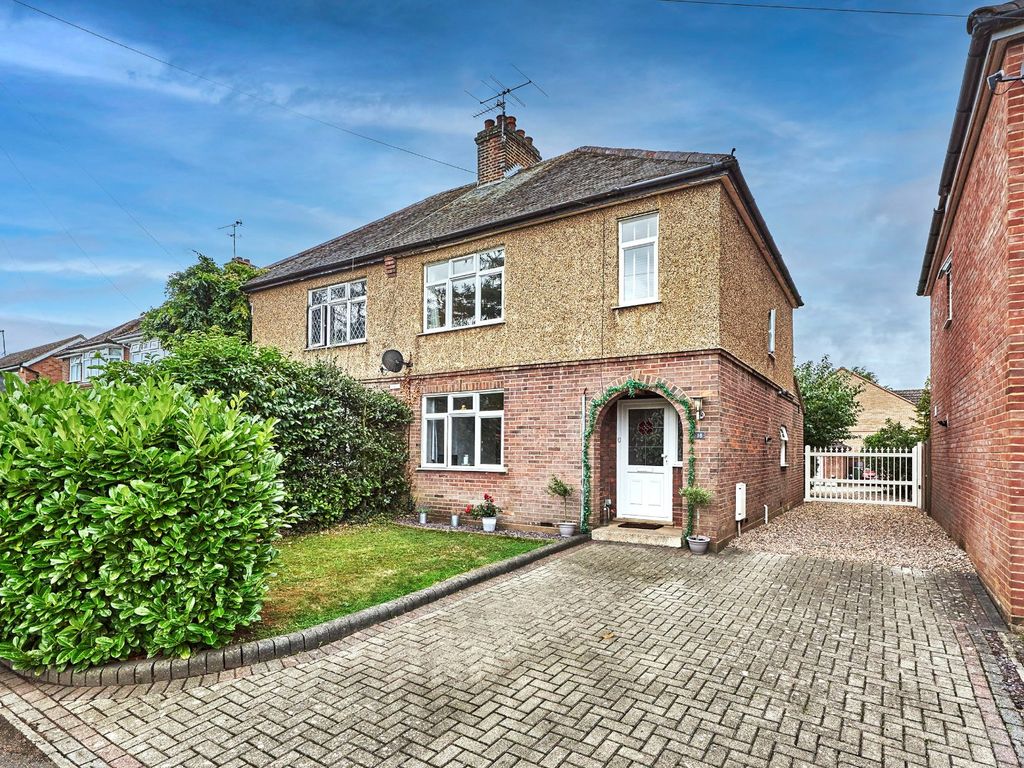 3 bed semidetached house for sale in Chaul End Road, Caddington, Luton