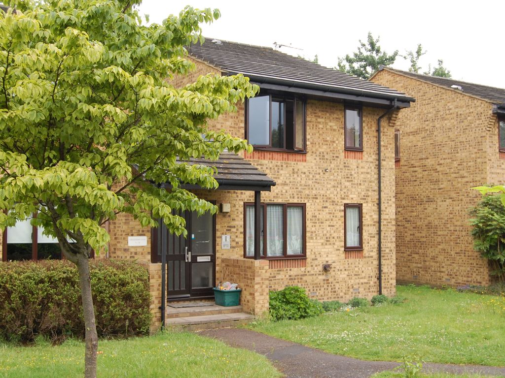 Studio to rent in Cheltenham Close, New Malden KT3, £900 pcm Zoopla