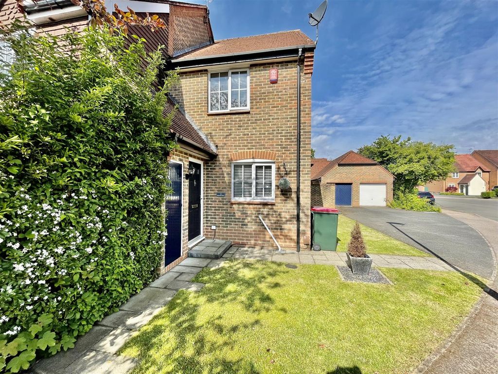 2 bed property for sale in Bancroft Road, Maidenbower, Crawley RH10, £