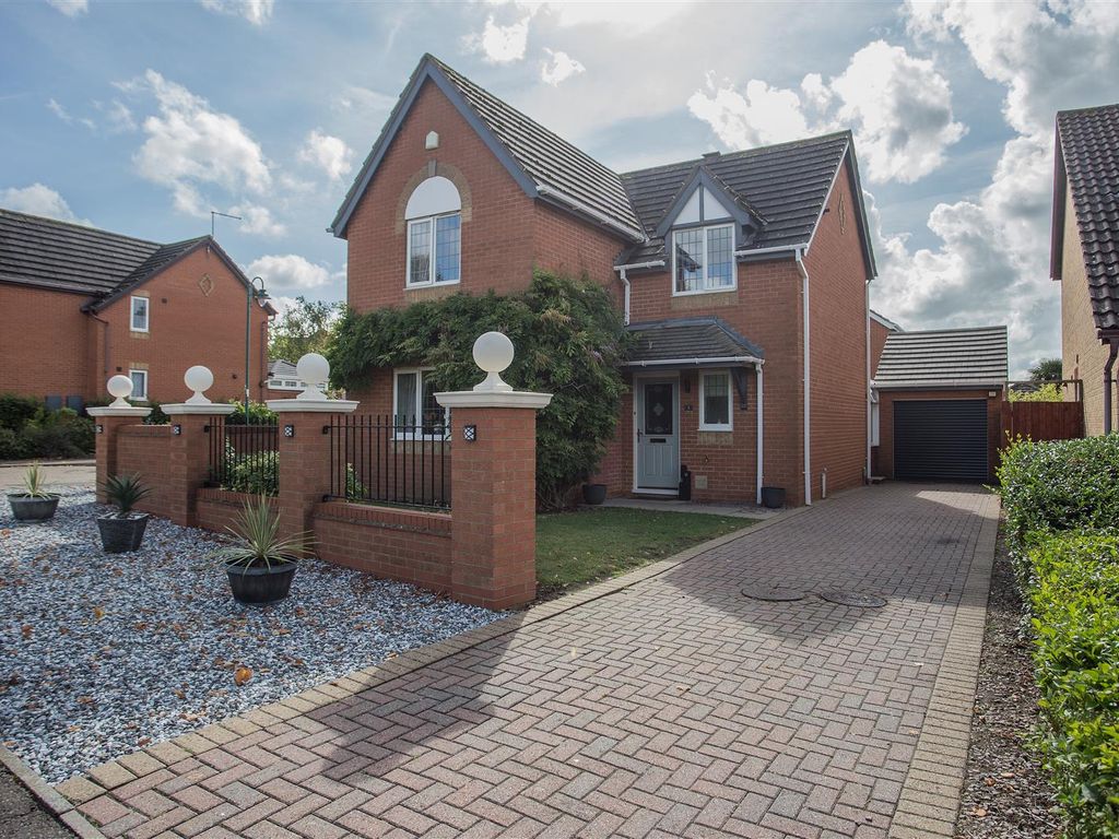 4 bed detached house for sale in Thompsons Ground, Hampton Hargate