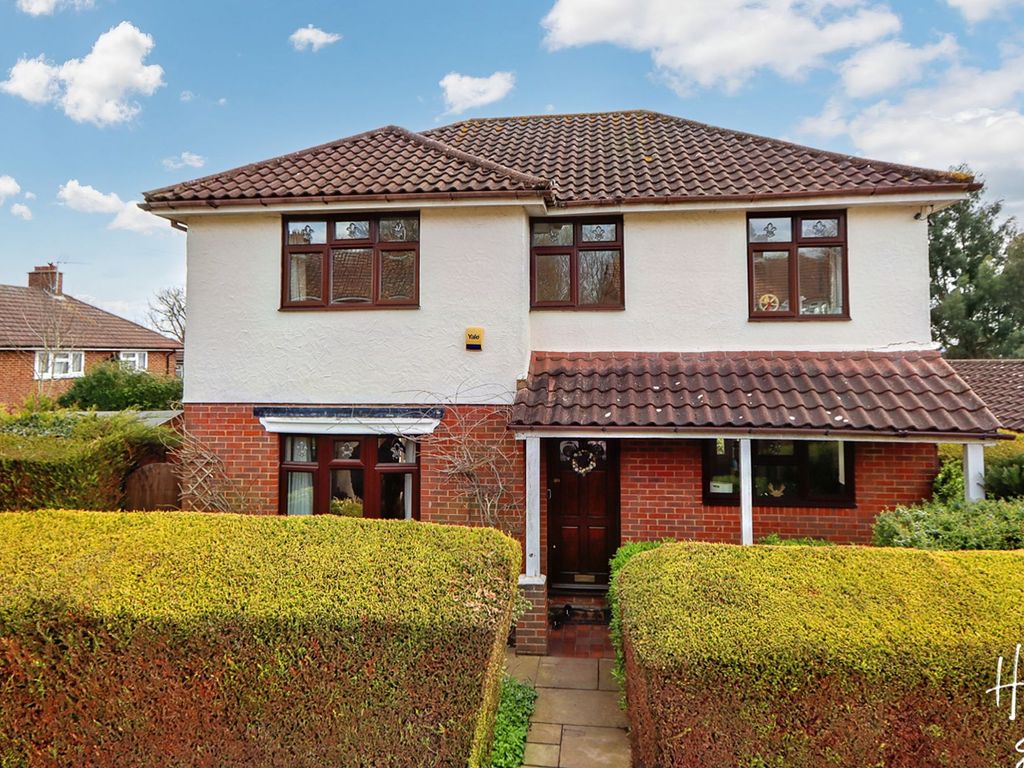 3 bed detached house for sale in Western Avenue, Epping CM16, £685,000
