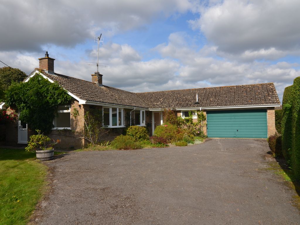 3 bed bungalow for sale in Middle Woodford, Salisbury, Wiltshire SP4, £