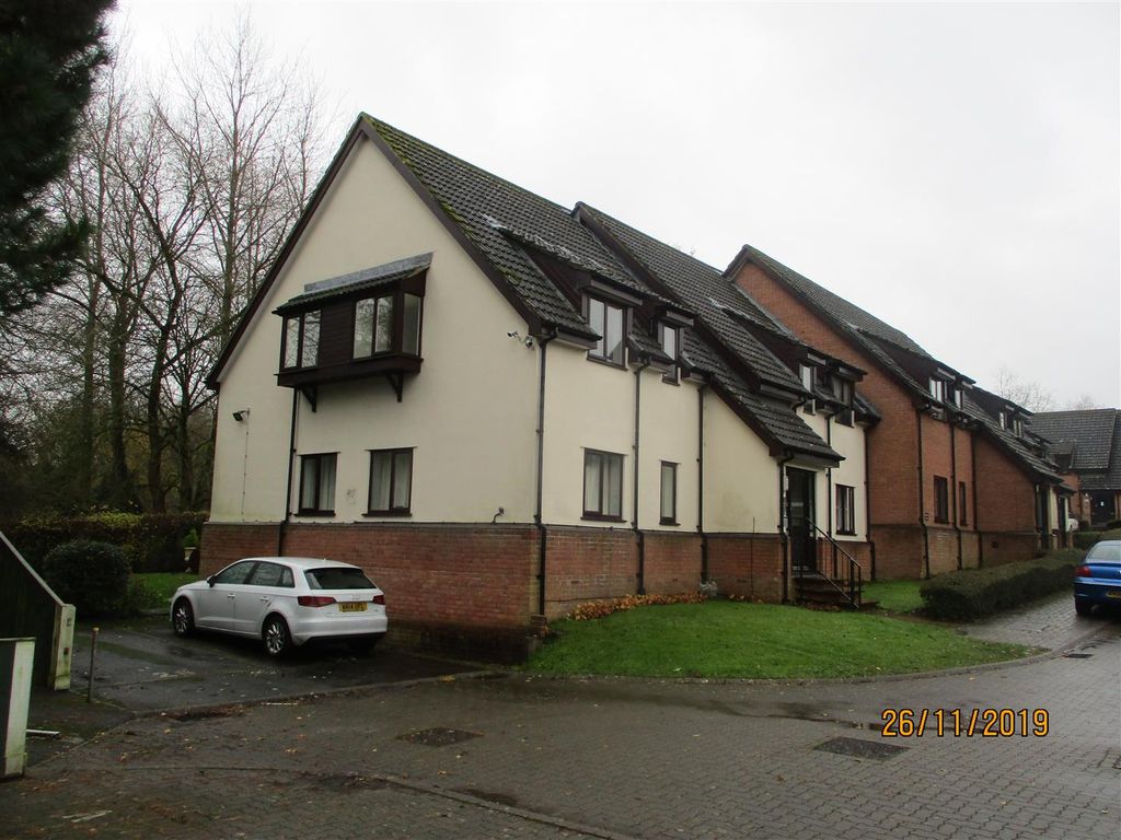 2 bed flat to rent in The Birches, Marlborough Road, Broome Manor