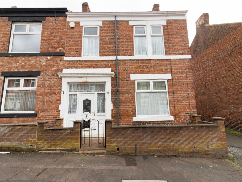 4 bed end terrace house for sale in Chandos Street, Gateshead NE8, £