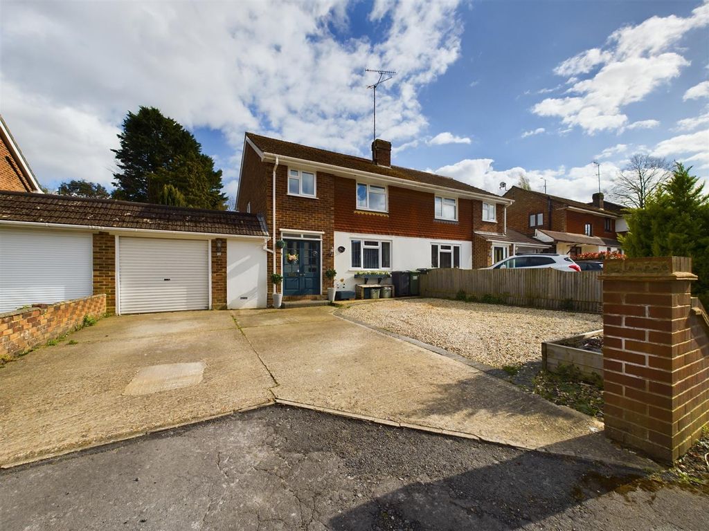 3 bed semidetached house for sale in Overdown Road, Tilehurst, Reading