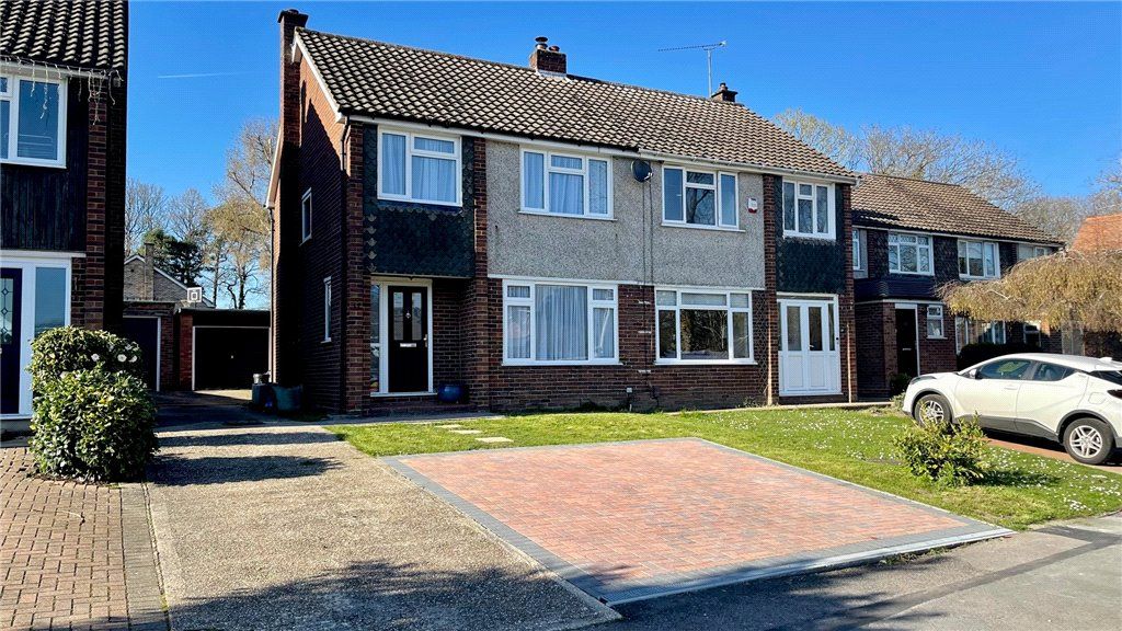 3 bed semidetached house for sale in Elgar Avenue, Crowthorne
