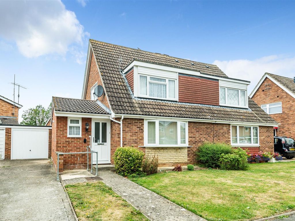 3 bed semidetached house for sale in Copthorne Close, Oakley, Bedford