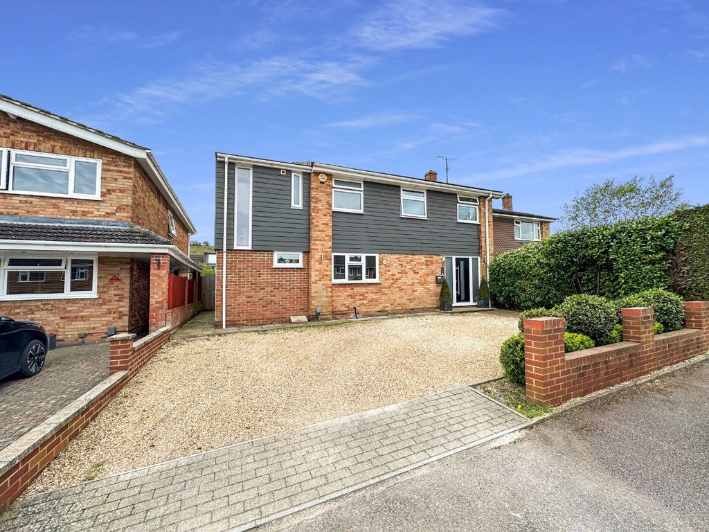 4 bed link detached house for sale in Lambs Close, Dunstable LU5, £585,000 Zoopla