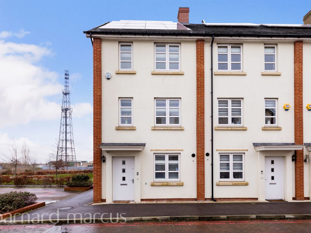 4 bed end terrace house for sale in Hay Drive, Mitcham CR4 Zoopla