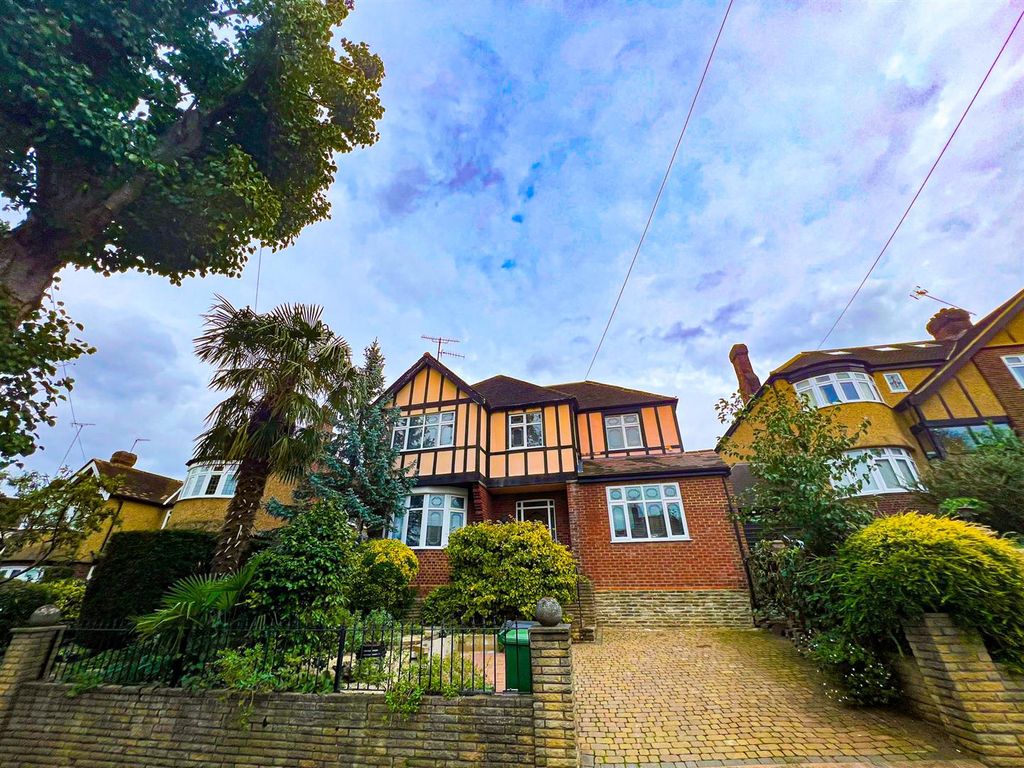 7 bed detached house to rent in The Charter Road, Woodford Green IG8, £