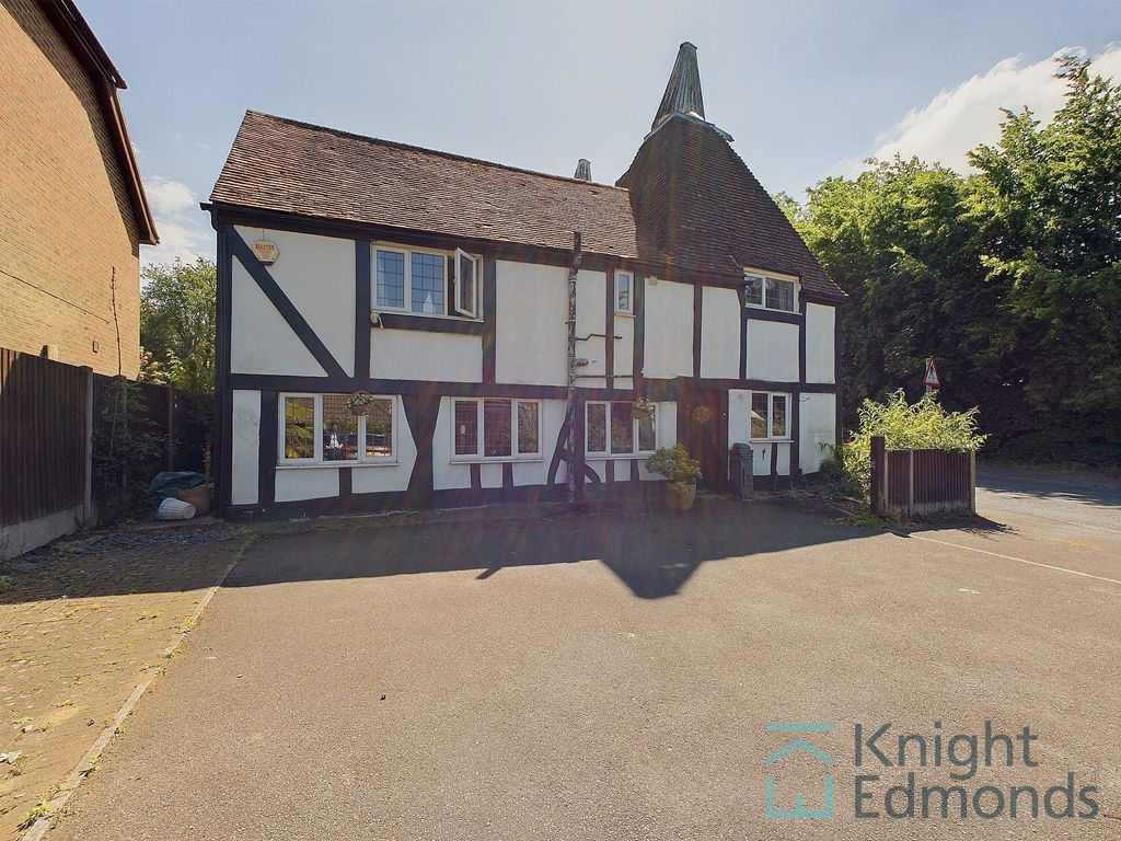 4 bed detached house for sale in Willington Street, Maidstone ME15, £