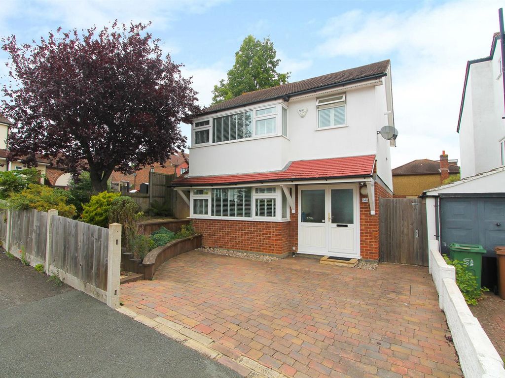 4 bed detached house for sale in Wales Avenue, Carshalton SM5, £750,000