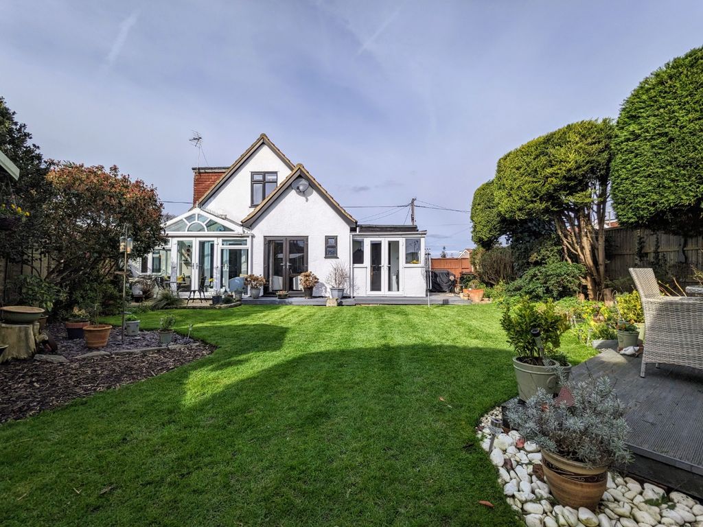 3 bed detached house for sale in Raymonds Drive, Thundersley, Essex SS7