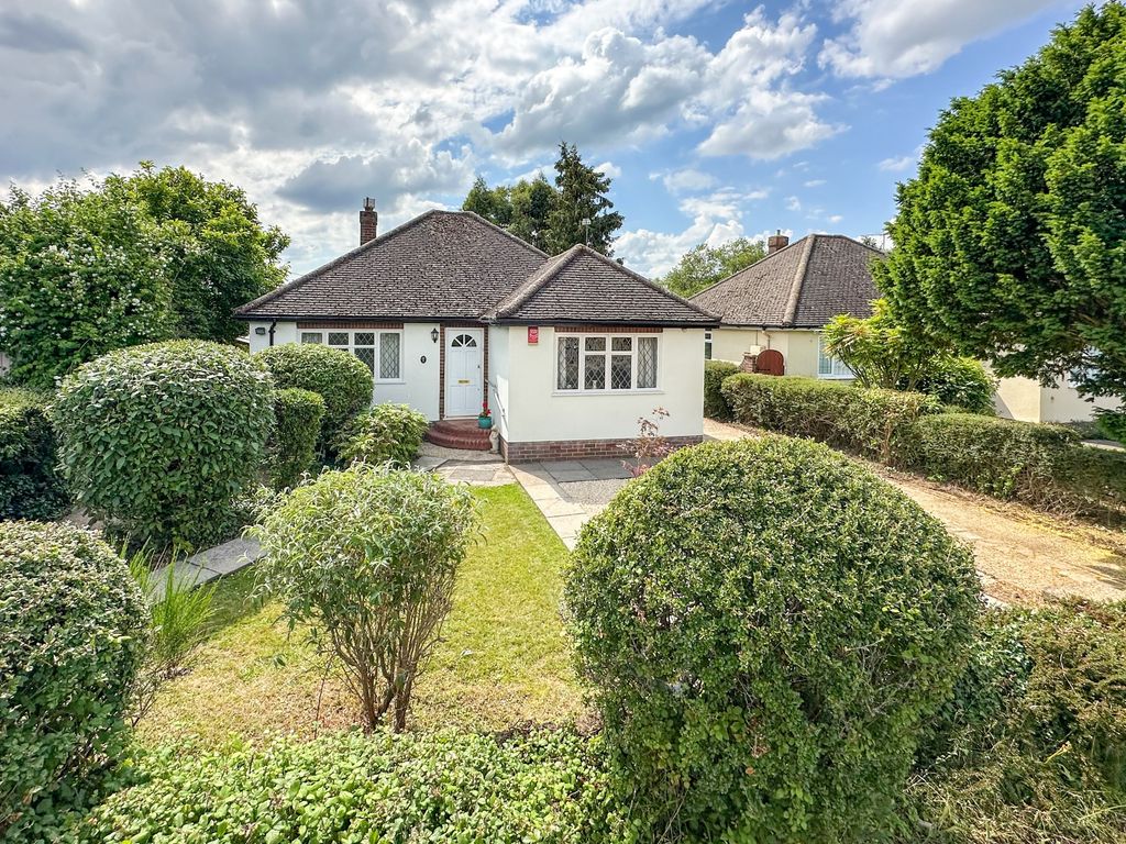 3 bed bungalow for sale in Fairfield Approach, Wraysbury, Staines TW19