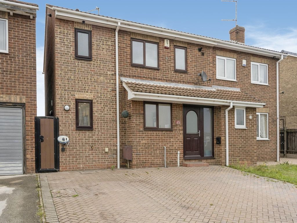 4 bed semidetached house for sale in Grange View, Harworth, Doncaster