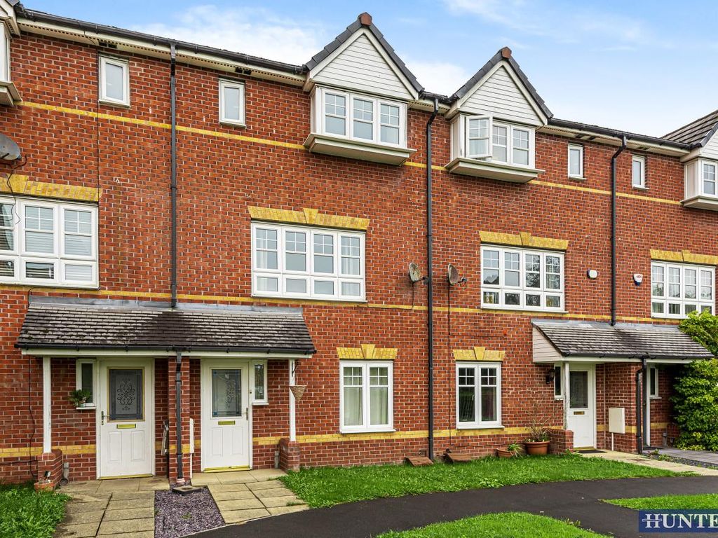 3 bed town house to rent in Hatherton Court, Worsley, Manchester M28, £