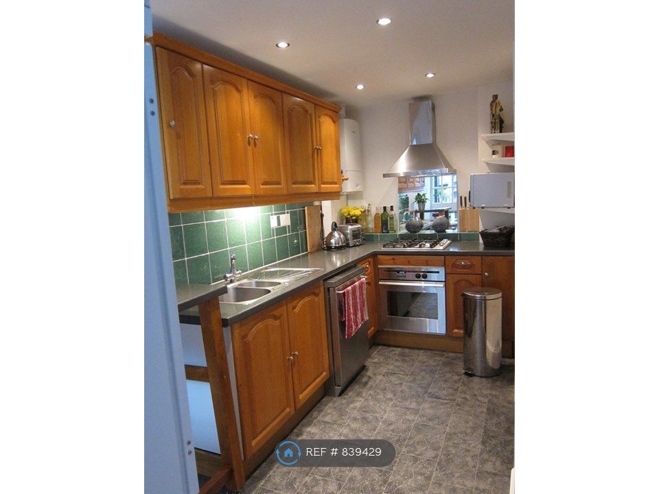 2 bed semidetached house to rent in Fairland Road, Stratford E15, £