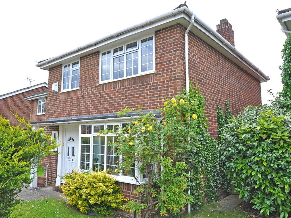 3 bed detached house to rent in Cranbrook Drive, Maidenhead, Berkshire
