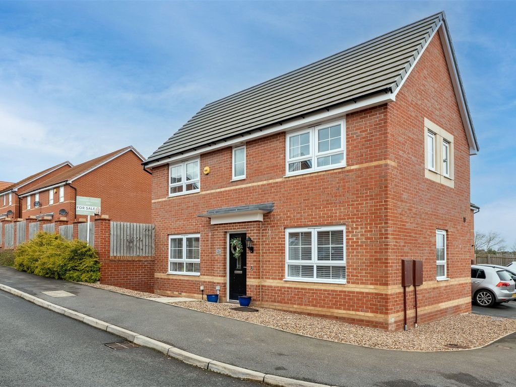 3 bed detached house for sale in Monckton Road, Pontefract WF8, £