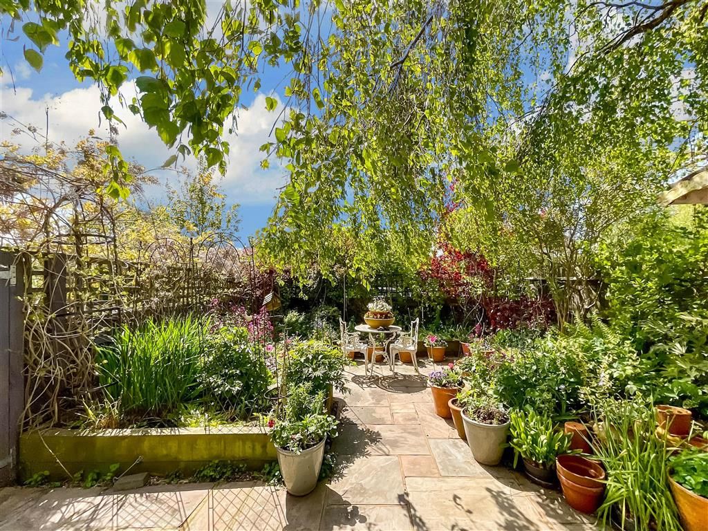 4 bed end terrace house for sale in Weatherhill Road, Smallfield