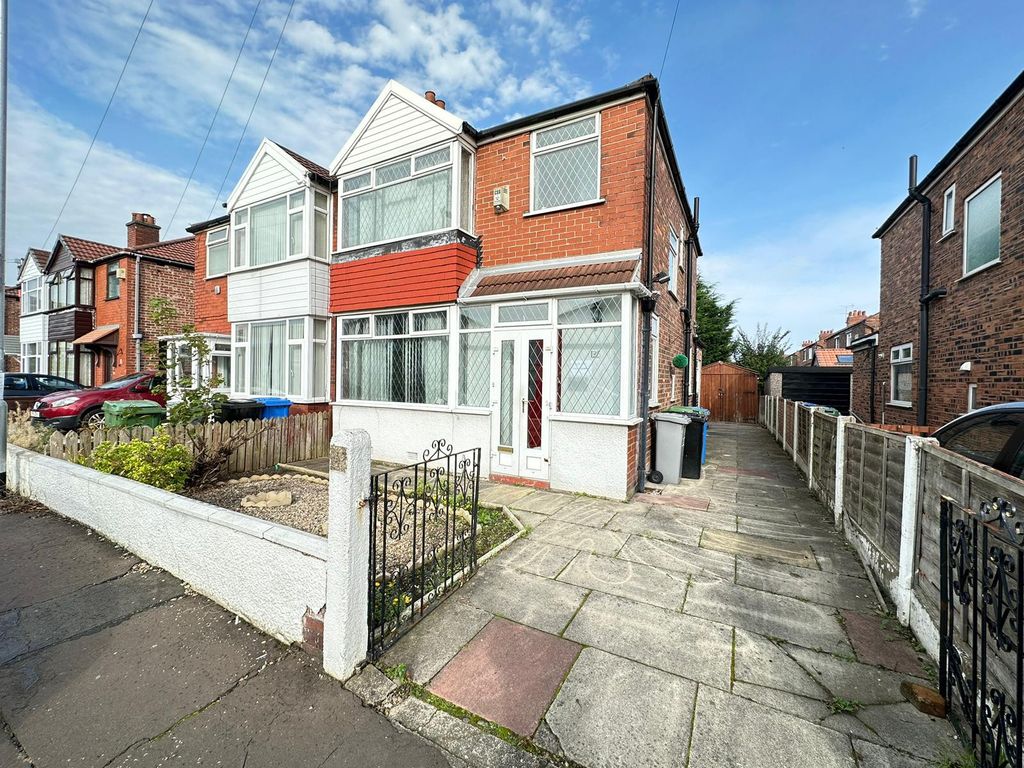 3 bed semidetached house to rent in Milton Road, Manchester M32, £
