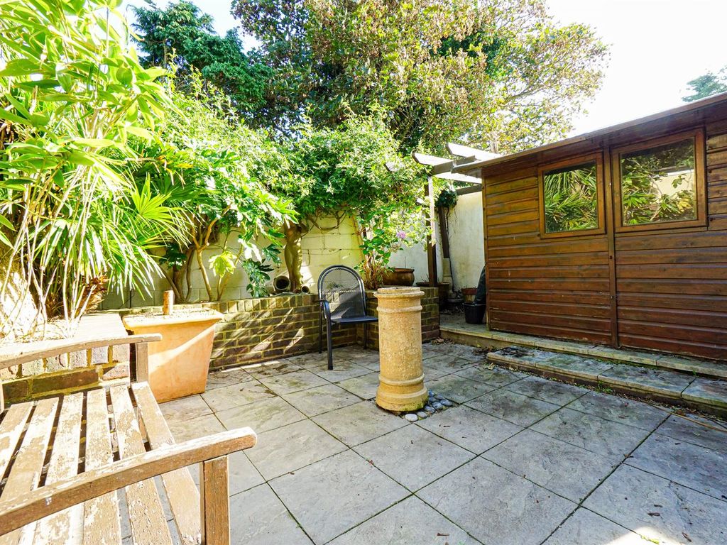 2 bed flat for sale in Ashburnham Road, Hastings TN35, £199,950 Zoopla