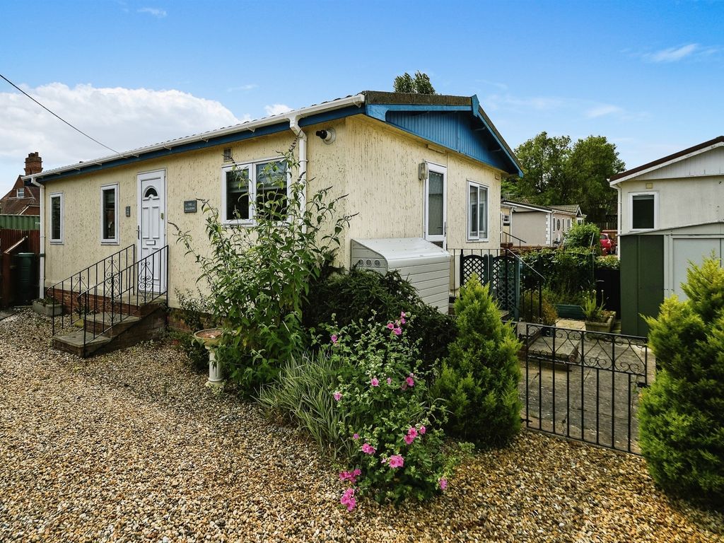 2 bed mobile/park home for sale in Station Road, Heacham, King's Lynn