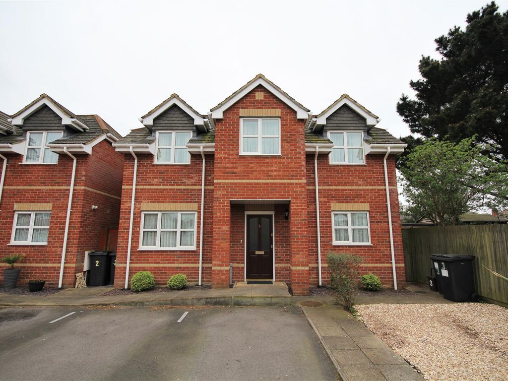 3 bed detached house to rent in Prior Close, Bournemouth BH7