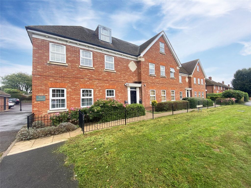 2 bed flat to rent in Dean Street, Marlow, Buckinghamshire SL7, £1,600