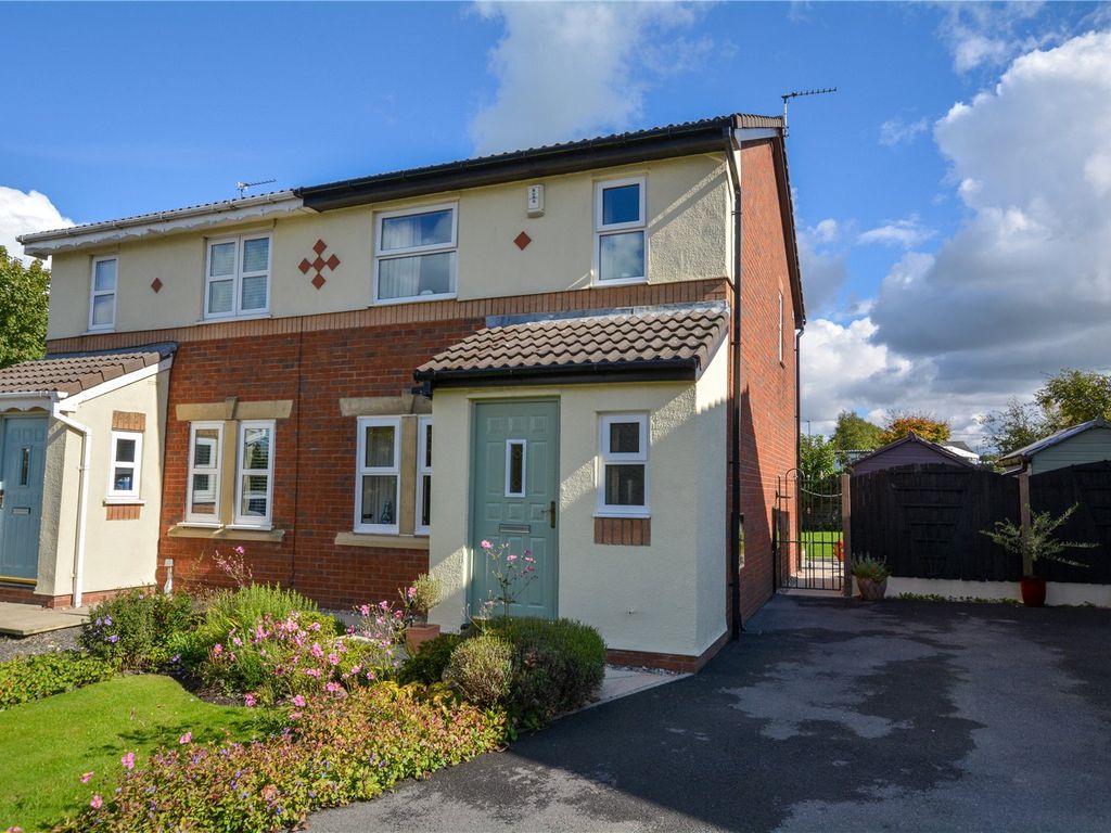 3 bed semidetached house for sale in Henfield Close, Clayton Le Moors
