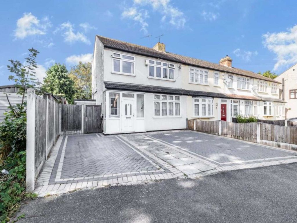 3 bed end terrace house to rent in Richards Avenue, Romford RM7 Zoopla