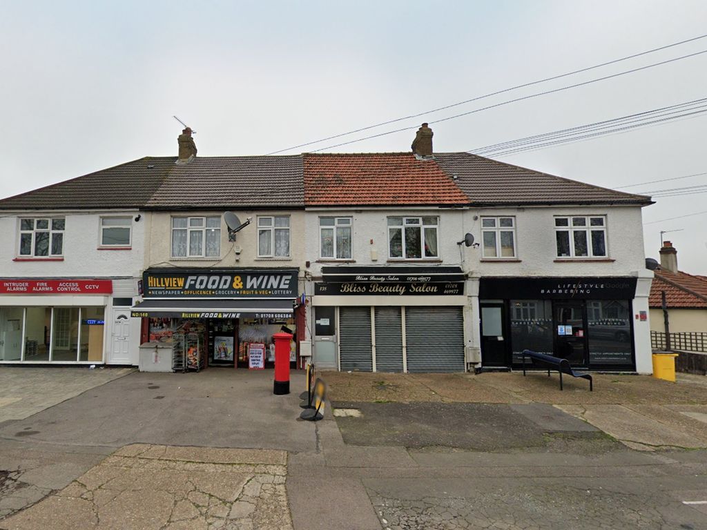 Room to rent in Hillview Avenue, Hornchurch RM11, £700 pcm Zoopla