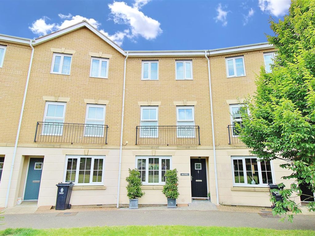 4 bed town house for sale in Peake Avenue, Kirby Cross, FrintonOnSea