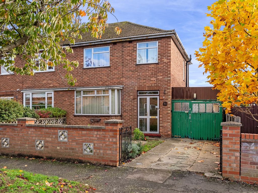 3 bed semidetached house for sale in Queens Drive, Huntingdon PE29